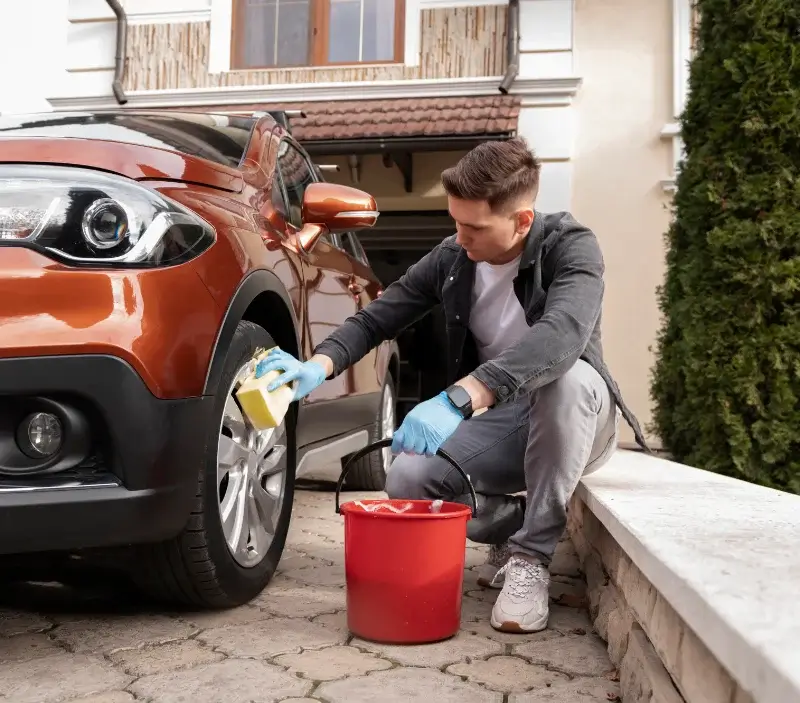 Lavage auto à domicile Montalet-le-Bois : professionnel intervenant sur un véhicule